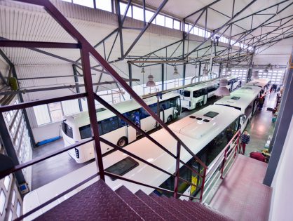 100 busz átadása után gyárbővítésbe kezd a Kravtex-Kühne Csoport