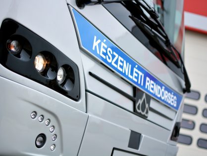 Automatikus vészfékezéssel előzik meg a baleseteket az új magyar rendőrbuszok
